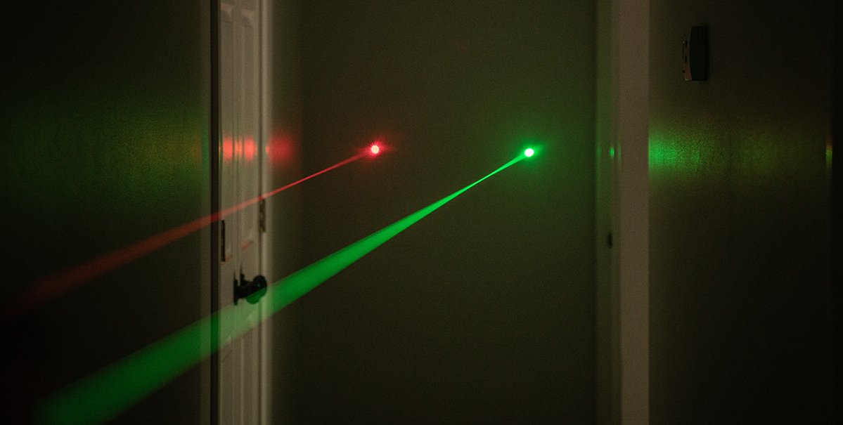 viseurs laser rouge contre vert ciblant un mur